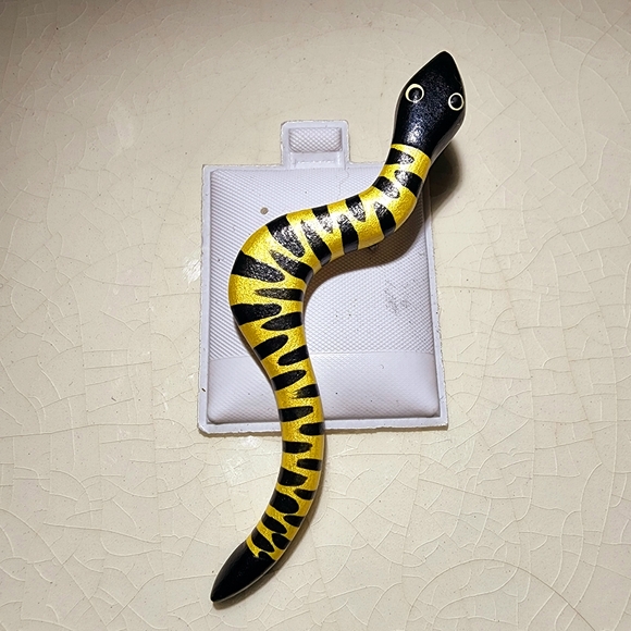 Handpainted black and yellow artisan snake brooch signed artist - Picture 3 of 6